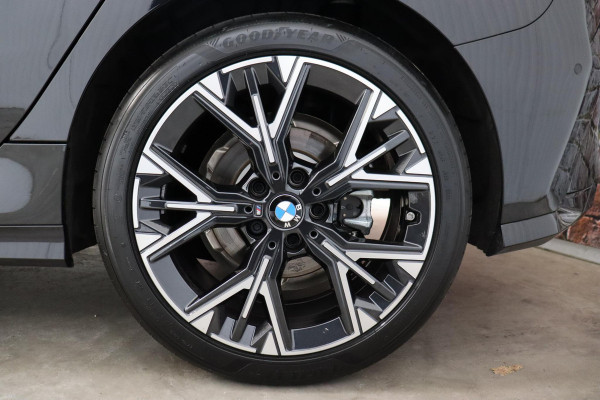 BMW 1-serie 120 M Sport Automaat / Sportstoelen / Achteruitrijcamera / Stoel- en stuurverwarming / Shadow line / Driving Assistant / Leder / Cruise Control / 18 Inch / Parking Assistant / Active Guard / LED