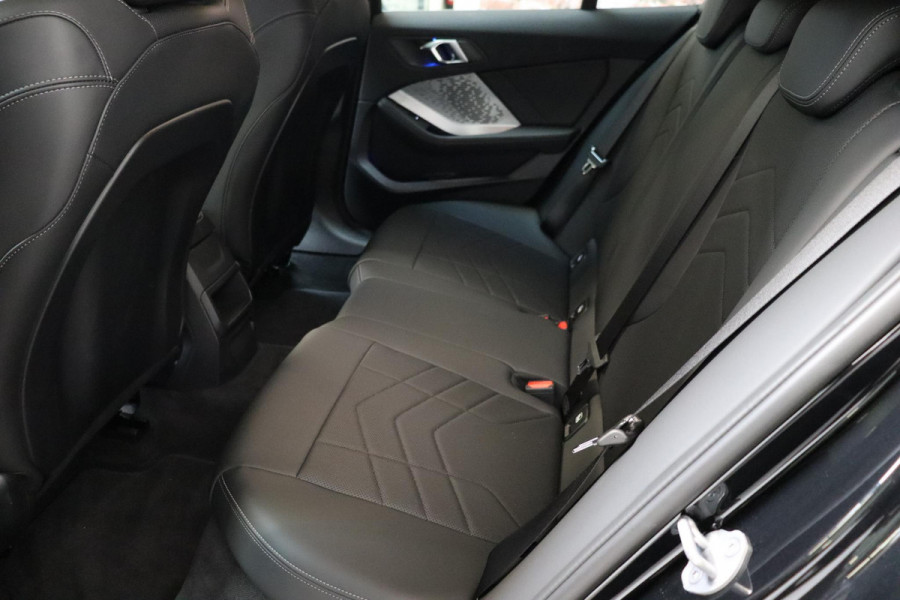BMW 1-serie 120 M Sport Automaat / Sportstoelen / Achteruitrijcamera / Stoel- en stuurverwarming / Shadow line / Driving Assistant / Leder / Cruise Control / 18 Inch / Parking Assistant / Active Guard / LED