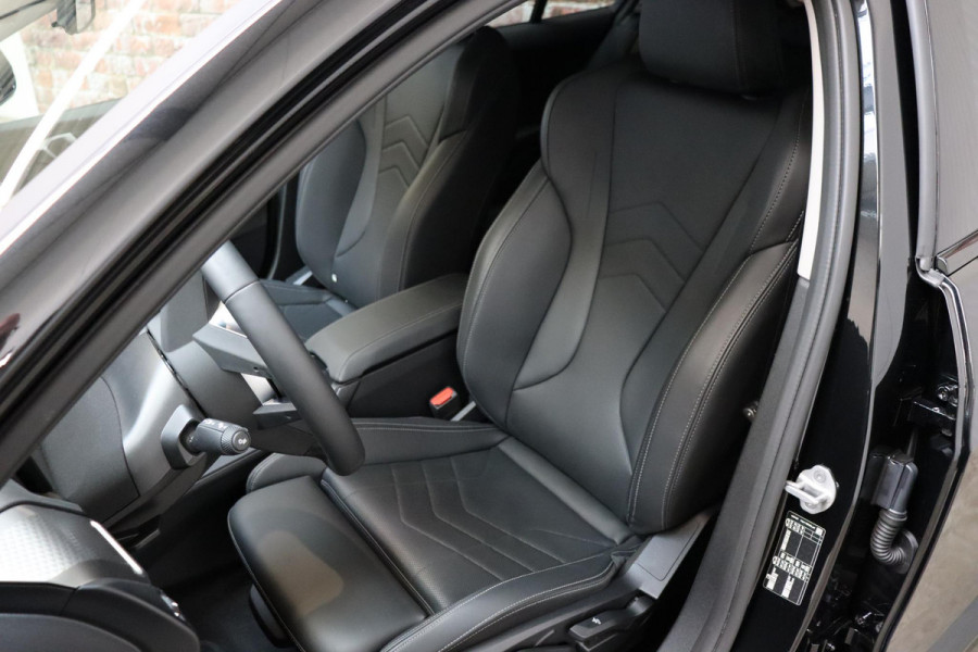 BMW 1-serie 120 M Sport Automaat / Sportstoelen / Achteruitrijcamera / Stoel- en stuurverwarming / Shadow line / Driving Assistant / Leder / Cruise Control / 18 Inch / Parking Assistant / Active Guard / LED