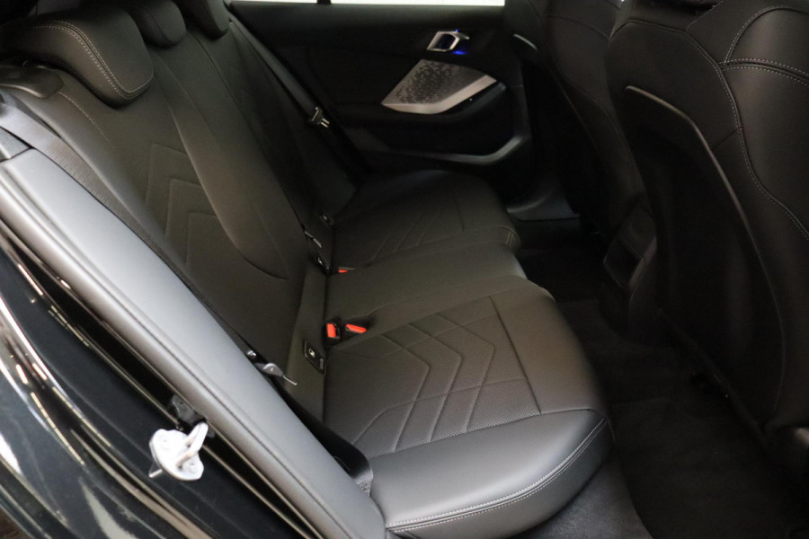 BMW 1-serie 120 M Sport Automaat / Sportstoelen / Achteruitrijcamera / Stoel- en stuurverwarming / Shadow line / Driving Assistant / Leder / Cruise Control / 18 Inch / Parking Assistant / Active Guard / LED