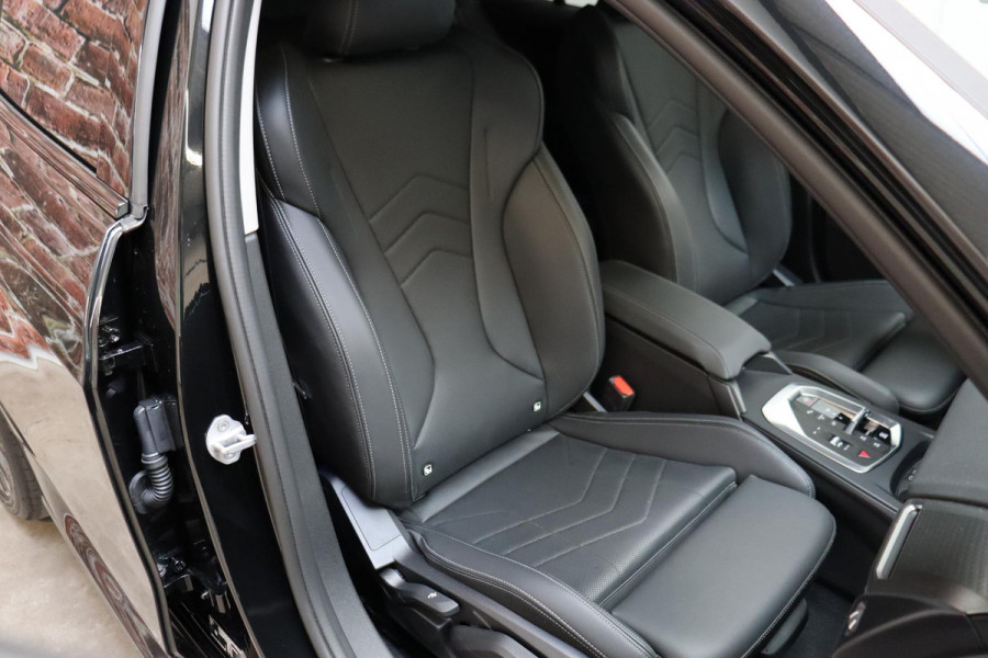 BMW 1-serie 120 M Sport Automaat / Sportstoelen / Achteruitrijcamera / Stoel- en stuurverwarming / Shadow line / Driving Assistant / Leder / Cruise Control / 18 Inch / Parking Assistant / Active Guard / LED