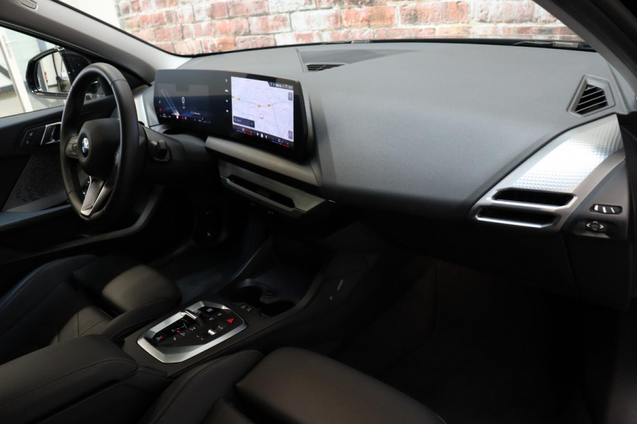BMW 1-serie 120 M Sport Automaat / Sportstoelen / Achteruitrijcamera / Stoel- en stuurverwarming / Shadow line / Driving Assistant / Leder / Cruise Control / 18 Inch / Parking Assistant / Active Guard / LED