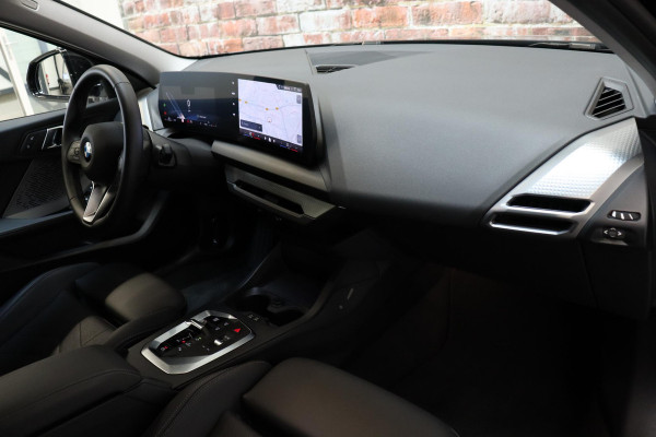 BMW 1-serie 120 M Sport Automaat / Sportstoelen / Achteruitrijcamera / Stoel- en stuurverwarming / Shadow line / Driving Assistant / Leder / Cruise Control / 18 Inch / Parking Assistant / Active Guard / LED