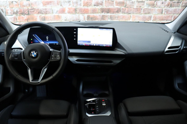 BMW 1-serie 120 M Sport Automaat / Sportstoelen / Achteruitrijcamera / Stoel- en stuurverwarming / Shadow line / Driving Assistant / Leder / Cruise Control / 18 Inch / Parking Assistant / Active Guard / LED