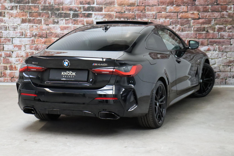 BMW 4 Serie Coupé M440i xDrive High Executive M Sport Pakket / Adaptief M-onderstel / Panoramadak / Laserlicht / Head-Up Display / M Sportrem / Driving Assistant Professional / Harman Kardon / Stoel- en stuurverwarming / Shadow line / 19 Inch / Live Cockpit Professional / Active Guard Plus / Comfort access