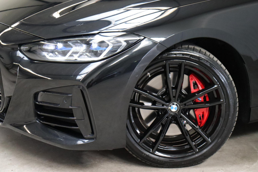 BMW 4 Serie Coupé M440i xDrive High Executive M Sport Pakket / Adaptief M-onderstel / Panoramadak / Laserlicht / Head-Up Display / M Sportrem / Driving Assistant Professional / Harman Kardon / Stoel- en stuurverwarming / Shadow line / 19 Inch / Live Cockpit Professional / Active Guard Plus / Comfort access