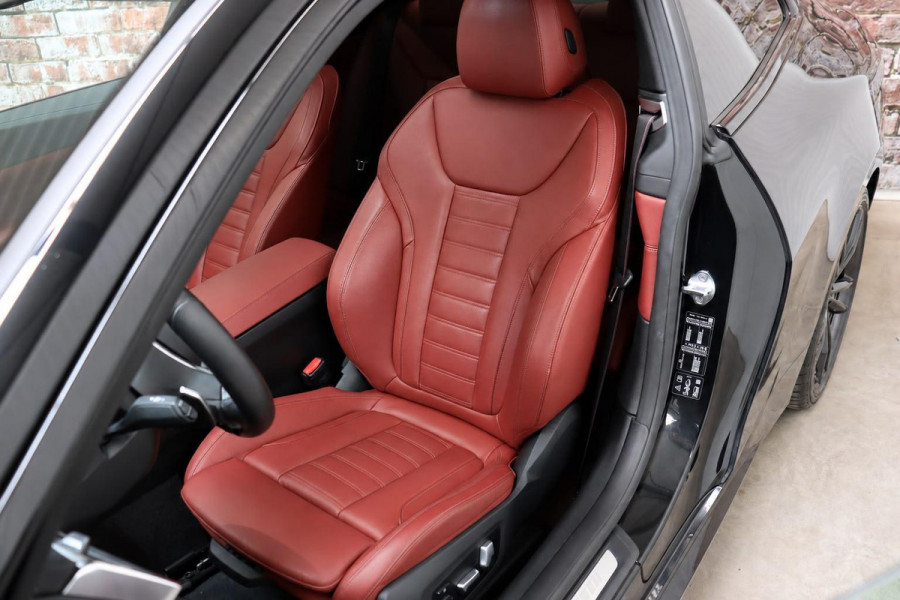 BMW 4 Serie Coupé M440i xDrive High Executive M Sport Pakket / Adaptief M-onderstel / Panoramadak / Laserlicht / Head-Up Display / M Sportrem / Driving Assistant Professional / Harman Kardon / Stoel- en stuurverwarming / Shadow line / 19 Inch / Live Cockpit Professional / Active Guard Plus / Comfort access