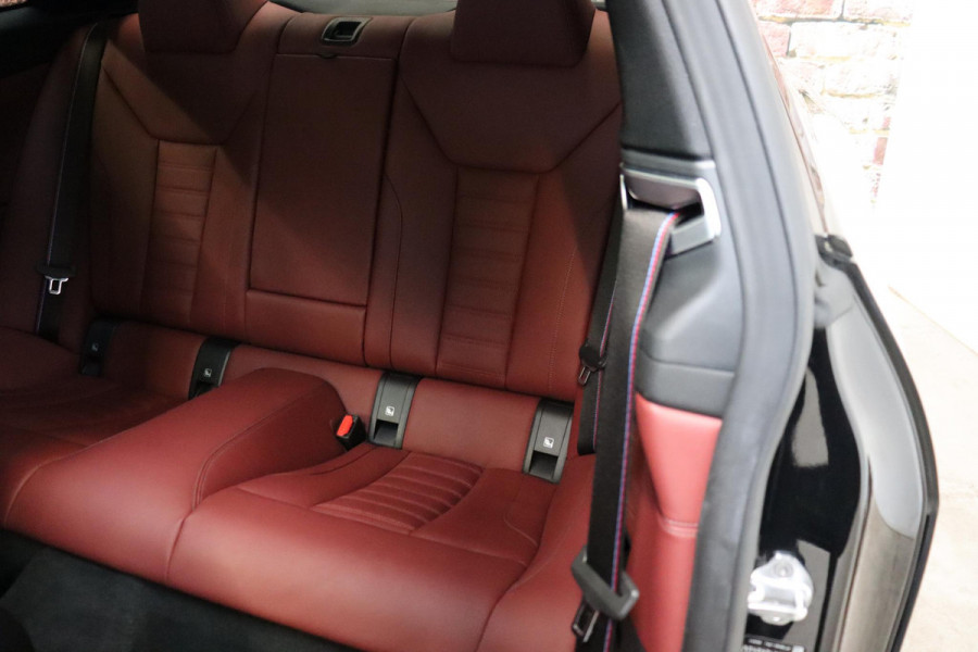 BMW 4 Serie Coupé M440i xDrive High Executive M Sport Pakket / Adaptief M-onderstel / Panoramadak / Laserlicht / Head-Up Display / M Sportrem / Driving Assistant Professional / Harman Kardon / Stoel- en stuurverwarming / Shadow line / 19 Inch / Live Cockpit Professional / Active Guard Plus / Comfort access