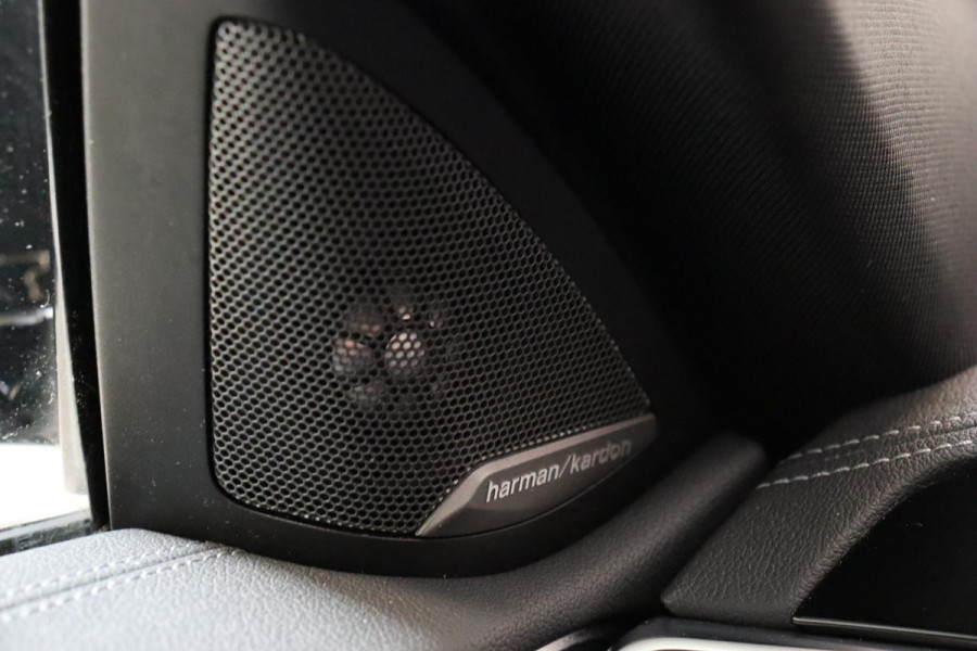BMW 4 Serie Coupé M440i xDrive High Executive M Sport Pakket / Adaptief M-onderstel / Panoramadak / Laserlicht / Head-Up Display / M Sportrem / Driving Assistant Professional / Harman Kardon / Stoel- en stuurverwarming / Shadow line / 19 Inch / Live Cockpit Professional / Active Guard Plus / Comfort access