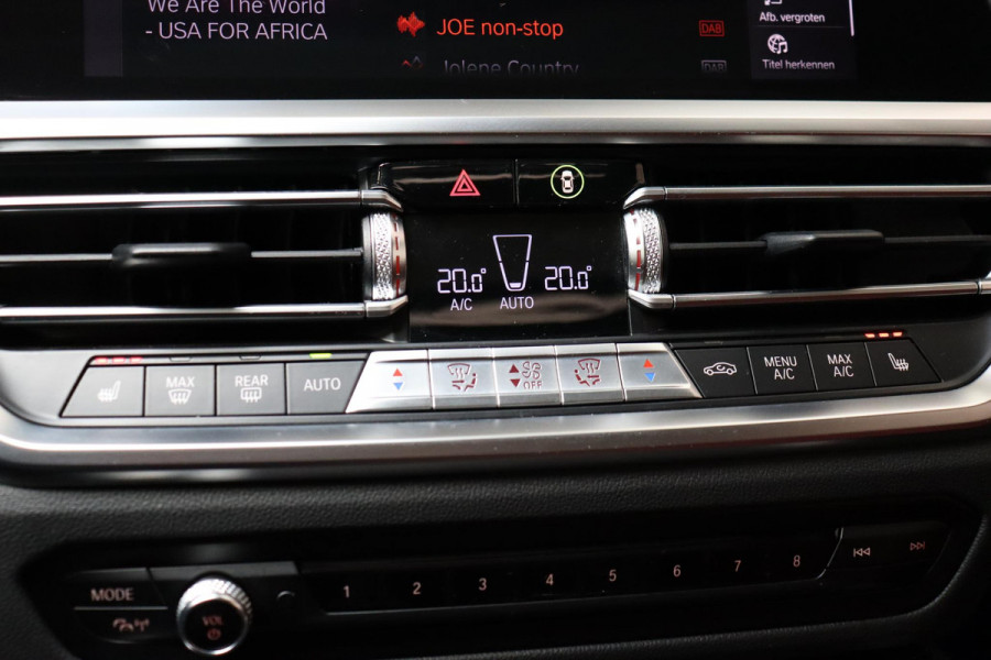 BMW 4 Serie Coupé M440i xDrive High Executive M Sport Pakket / Adaptief M-onderstel / Panoramadak / Laserlicht / Head-Up Display / M Sportrem / Driving Assistant Professional / Harman Kardon / Stoel- en stuurverwarming / Shadow line / 19 Inch / Live Cockpit Professional / Active Guard Plus / Comfort access