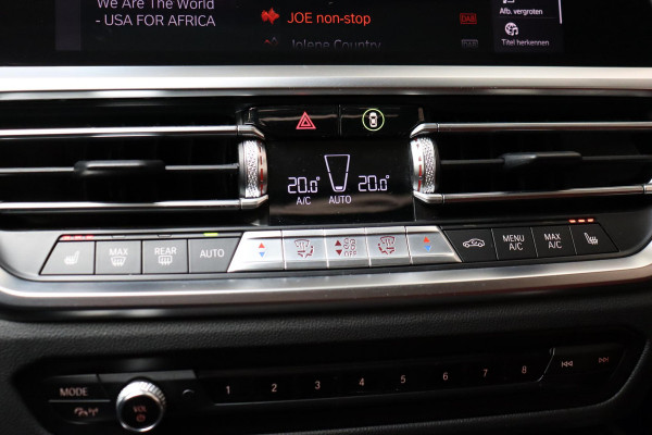BMW 4 Serie Coupé M440i xDrive High Executive M Sport Pakket / Adaptief M-onderstel / Panoramadak / Laserlicht / Head-Up Display / M Sportrem / Driving Assistant Professional / Harman Kardon / Stoel- en stuurverwarming / Shadow line / 19 Inch / Live Cockpit Professional / Active Guard Plus / Comfort access