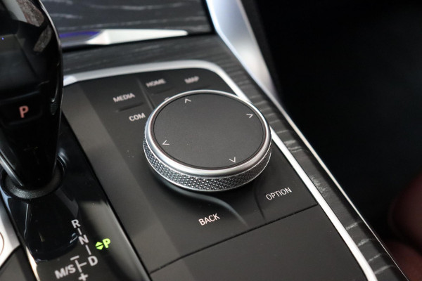 BMW 4 Serie Coupé M440i xDrive High Executive M Sport Pakket / Adaptief M-onderstel / Panoramadak / Laserlicht / Head-Up Display / M Sportrem / Driving Assistant Professional / Harman Kardon / Stoel- en stuurverwarming / Shadow line / 19 Inch / Live Cockpit Professional / Active Guard Plus / Comfort access