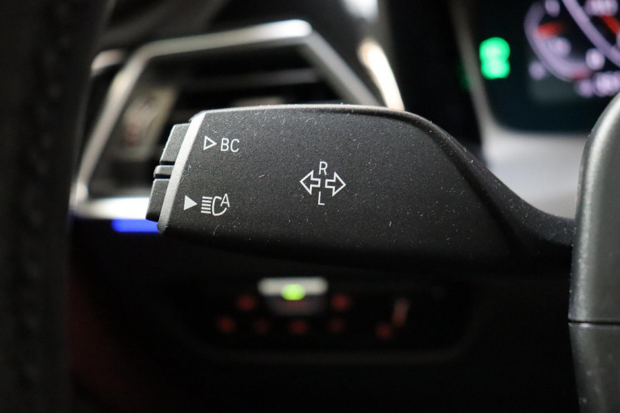 BMW 4 Serie Coupé M440i xDrive High Executive M Sport Pakket / Adaptief M-onderstel / Panoramadak / Laserlicht / Head-Up Display / M Sportrem / Driving Assistant Professional / Harman Kardon / Stoel- en stuurverwarming / Shadow line / 19 Inch / Live Cockpit Professional / Active Guard Plus / Comfort access