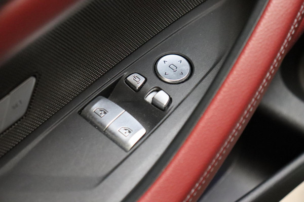 BMW 4 Serie Coupé M440i xDrive High Executive M Sport Pakket / Adaptief M-onderstel / Panoramadak / Laserlicht / Head-Up Display / M Sportrem / Driving Assistant Professional / Harman Kardon / Stoel- en stuurverwarming / Shadow line / 19 Inch / Live Cockpit Professional / Active Guard Plus / Comfort access