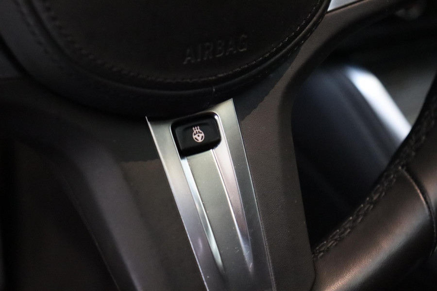 BMW 4 Serie Coupé M440i xDrive High Executive M Sport Pakket / Adaptief M-onderstel / Panoramadak / Laserlicht / Head-Up Display / M Sportrem / Driving Assistant Professional / Harman Kardon / Stoel- en stuurverwarming / Shadow line / 19 Inch / Live Cockpit Professional / Active Guard Plus / Comfort access