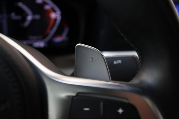 BMW 4 Serie Coupé M440i xDrive High Executive M Sport Pakket / Adaptief M-onderstel / Panoramadak / Laserlicht / Head-Up Display / M Sportrem / Driving Assistant Professional / Harman Kardon / Stoel- en stuurverwarming / Shadow line / 19 Inch / Live Cockpit Professional / Active Guard Plus / Comfort access
