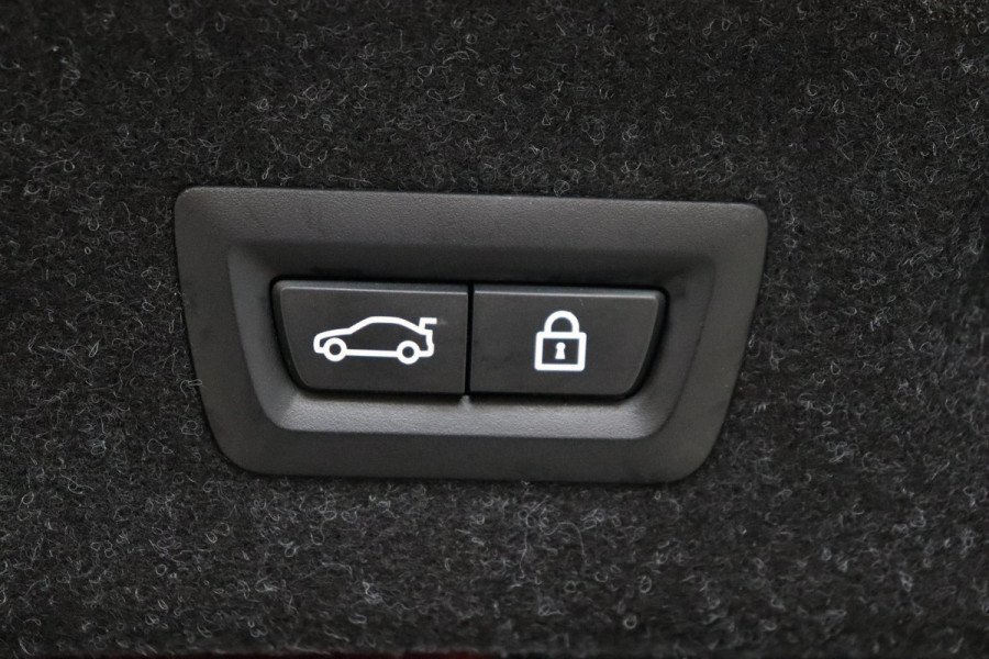 BMW 4 Serie Coupé M440i xDrive High Executive M Sport Pakket / Adaptief M-onderstel / Panoramadak / Laserlicht / Head-Up Display / M Sportrem / Driving Assistant Professional / Harman Kardon / Stoel- en stuurverwarming / Shadow line / 19 Inch / Live Cockpit Professional / Active Guard Plus / Comfort access