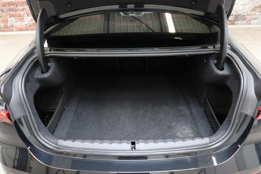 BMW 4 Serie Coupé M440i xDrive High Executive M Sport Pakket / Adaptief M-onderstel / Panoramadak / Laserlicht / Head-Up Display / M Sportrem / Driving Assistant Professional / Harman Kardon / Stoel- en stuurverwarming / Shadow line / 19 Inch / Live Cockpit Professional / Active Guard Plus / Comfort access
