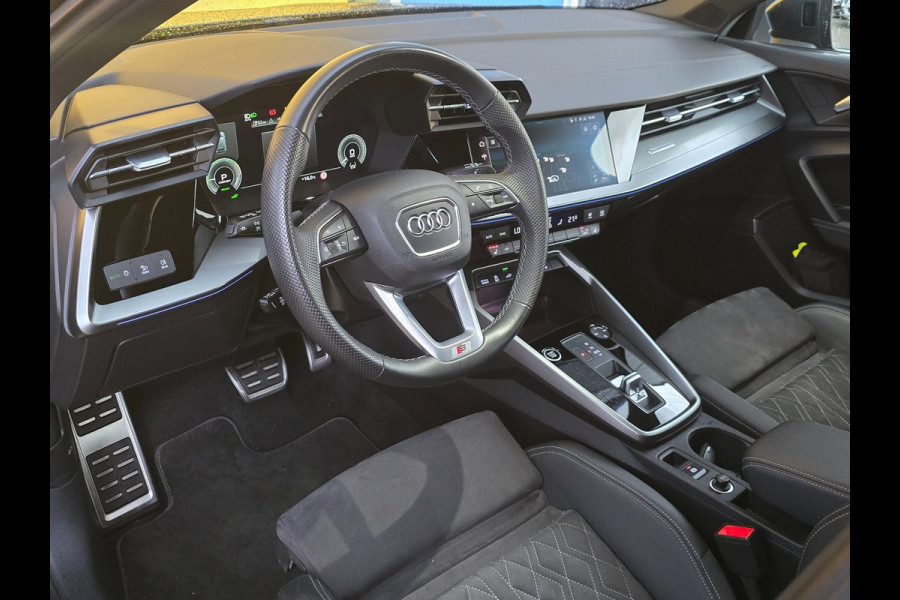 Audi A3 Sportback 40 TFSI e RS3 Look / B & O / Acc / Lane Assist / Dode Hoek / Dig Cockpit / Navi / Ecc / Elek Pakket / Allu Velge
