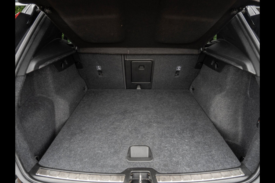 Volvo XC40 2.0 T4 190PK R-Design | Pano | Surround View | Trekhaak
