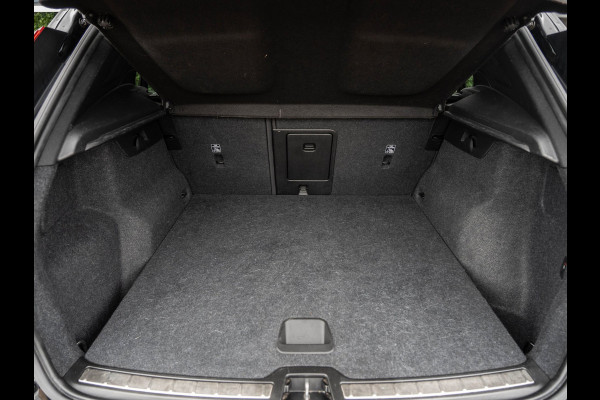 Volvo XC40 2.0 T4 190PK R-Design | Pano | Surround View | Trekhaak