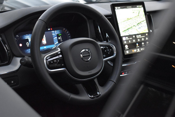 Volvo XC60 2.0 T8 Plug-in-hybrid AWD Ultra Black Edition Facelift Pano Massage Stoelkoeling HUD