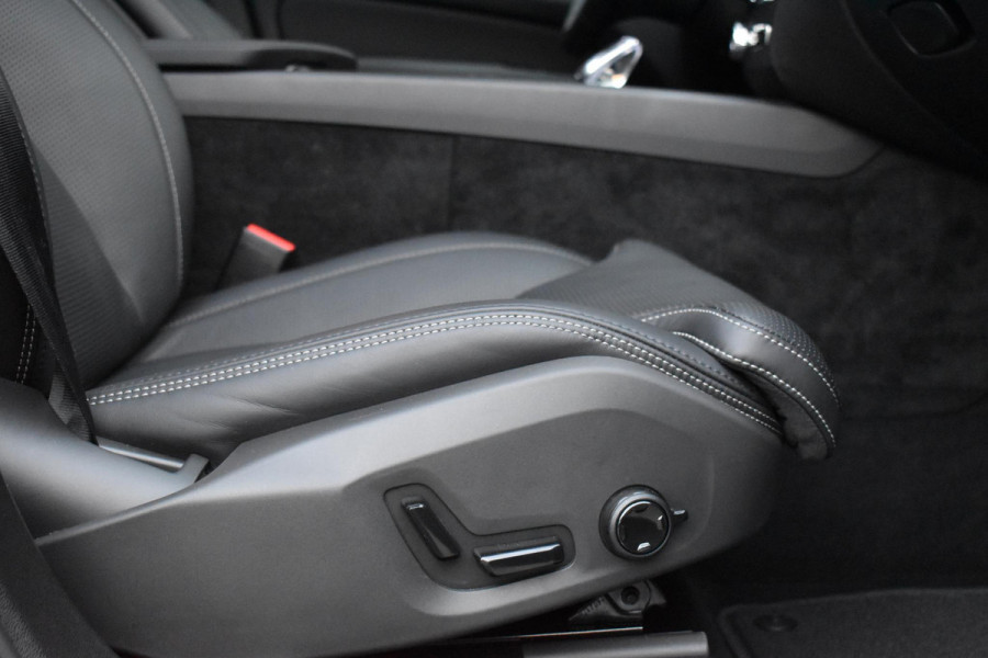 Volvo XC60 2.0 T8 Plug-in-hybrid AWD Ultra Black Edition Facelift Pano Massage Stoelkoeling HUD