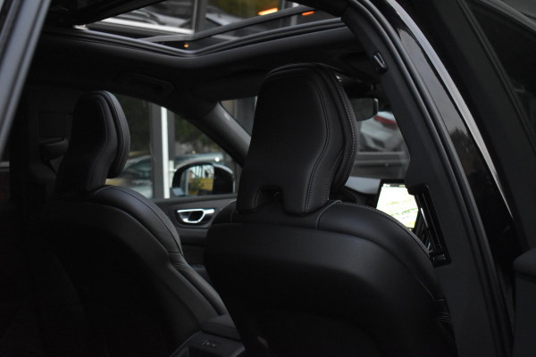 Volvo XC60 2.0 T8 Plug-in-hybrid AWD Ultra Black Edition Facelift Pano Massage Stoelkoeling HUD