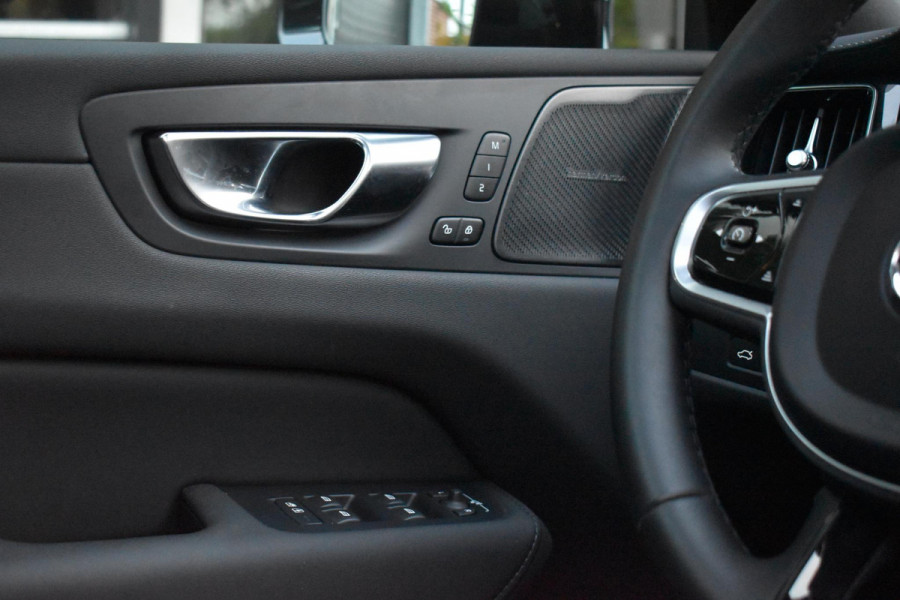 Volvo XC60 2.0 T8 Plug-in-hybrid AWD Ultra Black Edition Facelift Pano Massage Stoelkoeling HUD