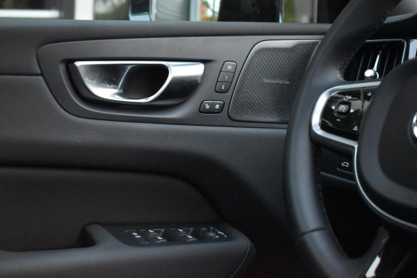 Volvo XC60 2.0 T8 Plug-in-hybrid AWD Ultra Black Edition Facelift Pano Massage Stoelkoeling HUD