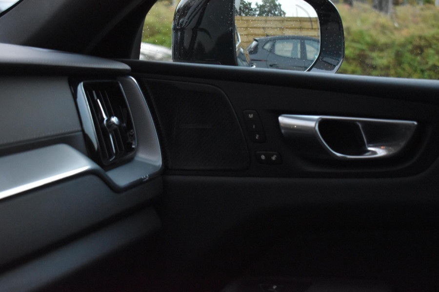 Volvo XC60 2.0 T8 Plug-in-hybrid AWD Ultra Black Edition Facelift Pano Massage Stoelkoeling HUD