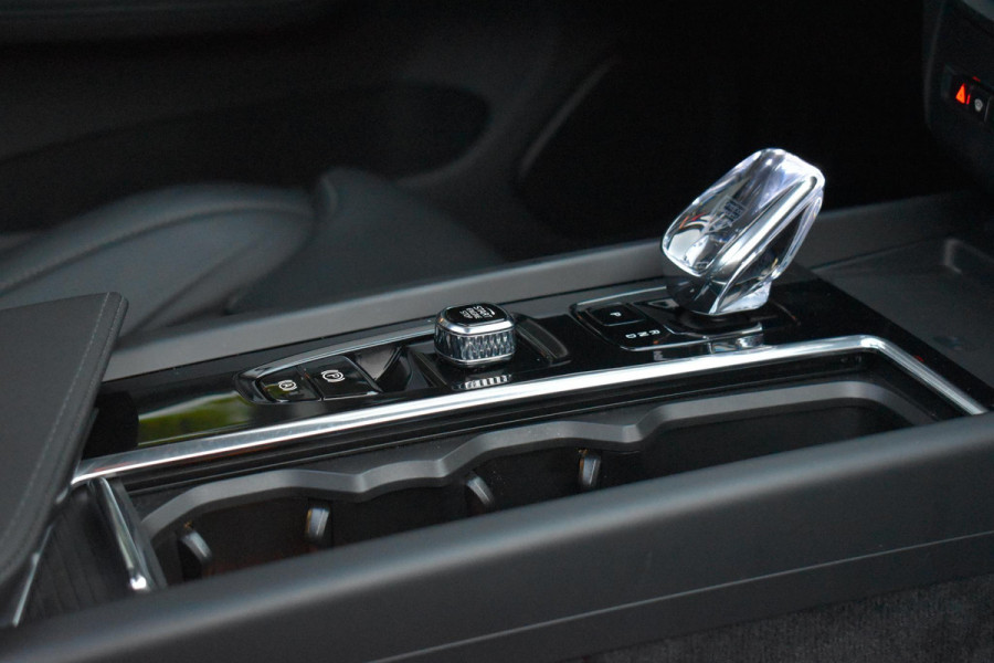 Volvo XC60 2.0 T8 Plug-in-hybrid AWD Ultra Black Edition Facelift Pano Massage Stoelkoeling HUD
