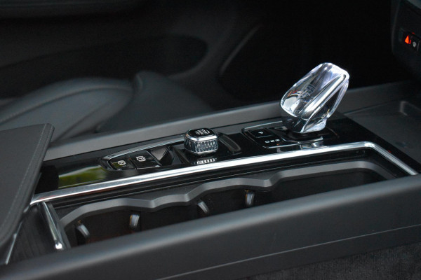 Volvo XC60 2.0 T8 Plug-in-hybrid AWD Ultra Black Edition Facelift Pano Massage Stoelkoeling HUD