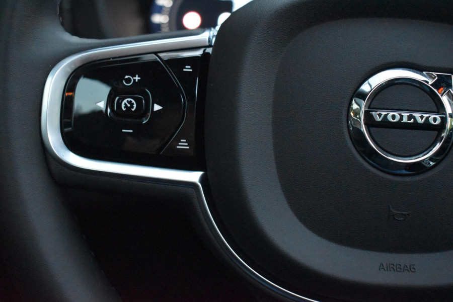Volvo XC60 2.0 T8 Plug-in-hybrid AWD Ultra Black Edition Facelift Pano Massage Stoelkoeling HUD