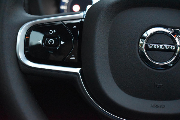 Volvo XC60 2.0 T8 Plug-in-hybrid AWD Ultra Black Edition Facelift Pano Massage Stoelkoeling HUD