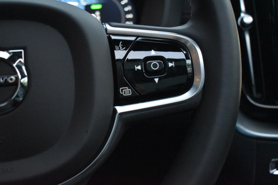 Volvo XC60 2.0 T8 Plug-in-hybrid AWD Ultra Black Edition Facelift Pano Massage Stoelkoeling HUD