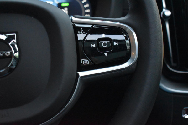 Volvo XC60 2.0 T8 Plug-in-hybrid AWD Ultra Black Edition Facelift Pano Massage Stoelkoeling HUD