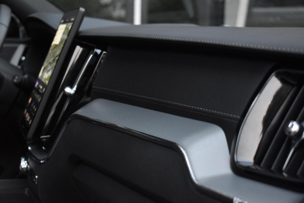 Volvo XC60 2.0 T8 Plug-in-hybrid AWD Ultra Black Edition Facelift Pano Massage Stoelkoeling HUD