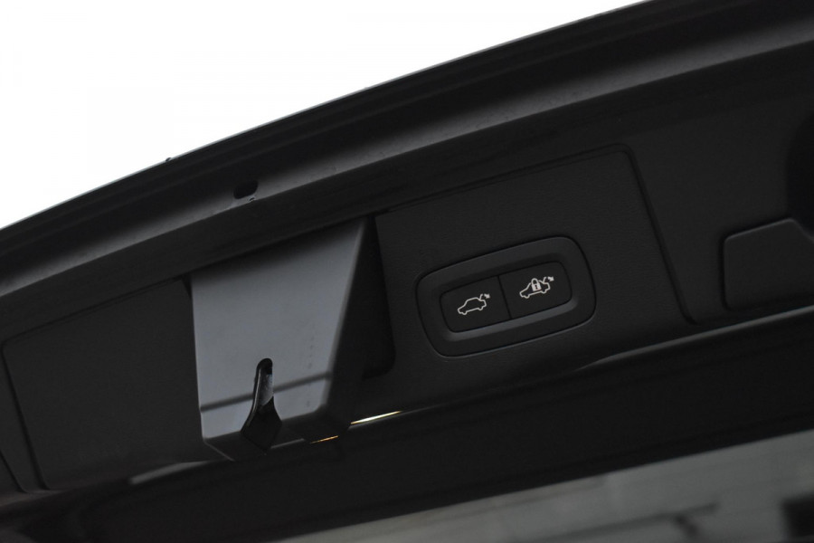 Volvo XC60 2.0 T8 Plug-in-hybrid AWD Ultra Black Edition Facelift Pano Massage Stoelkoeling HUD