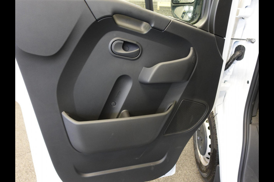 Renault Master T33 2.3 dCi 135PK L2H2 BPM VRIJ! Airco Cruise control Parkeersensoren Navigatie Trekhaak 3Zits Lat om lat Laadvloer Apple Carplay Android auto