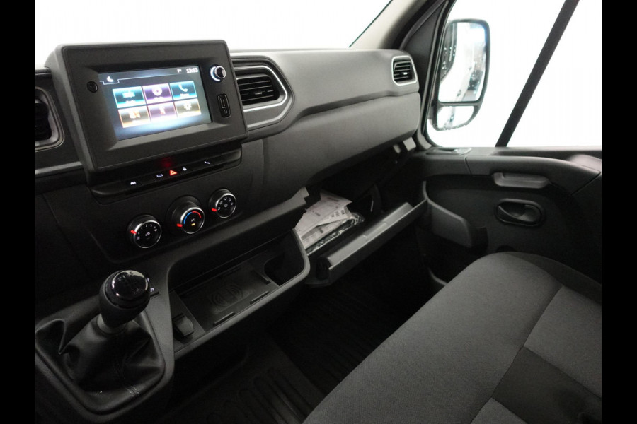 Renault Master T33 2.3 dCi 135PK L2H2 BPM VRIJ! Airco Cruise control Parkeersensoren Navigatie Trekhaak 3Zits Lat om lat Laadvloer Apple Carplay Android auto