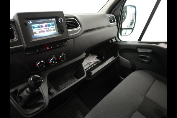 Renault Master T33 2.3 dCi 135PK L2H2 BPM VRIJ! Airco Cruise control Parkeersensoren Navigatie Trekhaak 3Zits Lat om lat Laadvloer Apple Carplay Android auto