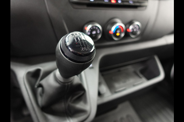 Renault Master T33 2.3 dCi 135PK L2H2 BPM VRIJ! Airco Cruise control Parkeersensoren Navigatie Trekhaak 3Zits Lat om lat Laadvloer Apple Carplay Android auto