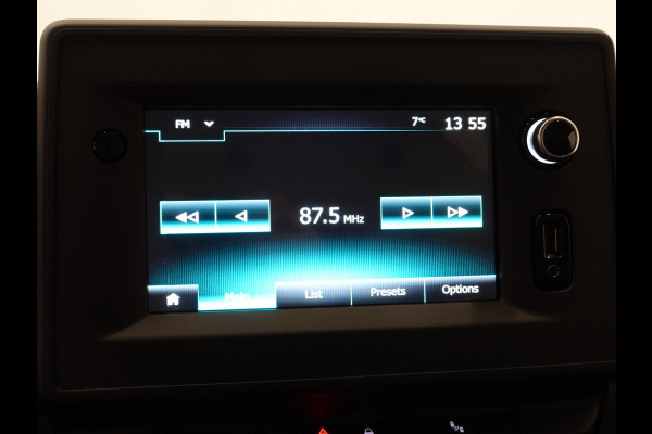 Renault Master T33 2.3 dCi 135PK L2H2 BPM VRIJ! Airco Cruise control Parkeersensoren Navigatie Trekhaak 3Zits Lat om lat Laadvloer Apple Carplay Android auto