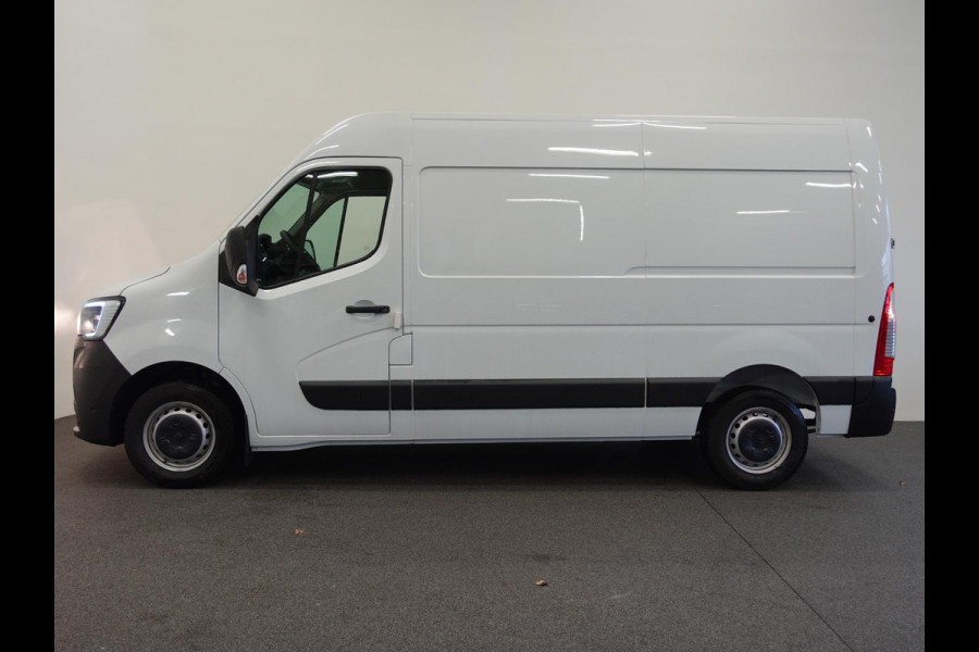 Renault Master T33 2.3 dCi 135PK L2H2 BPM VRIJ! Airco Cruise control Parkeersensoren Navigatie Trekhaak 3Zits Lat om lat Laadvloer Apple Carplay Android auto