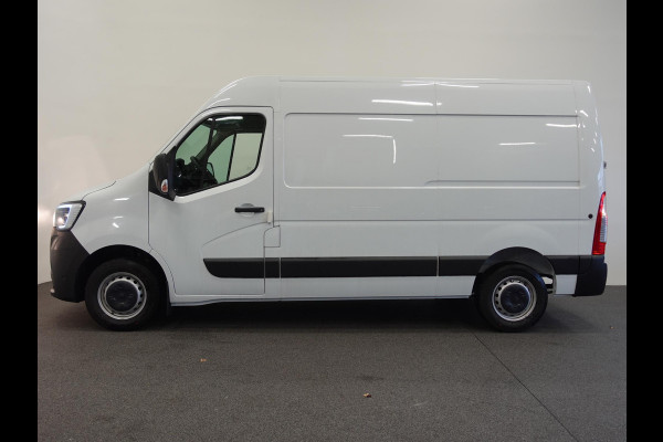 Renault Master T33 2.3 dCi 135PK L2H2 BPM VRIJ! Airco Cruise control Parkeersensoren Navigatie Trekhaak 3Zits Lat om lat Laadvloer Apple Carplay Android auto