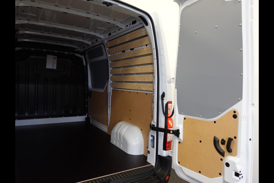 Renault Master T33 2.3 dCi 135PK L2H2 BPM VRIJ! Airco Cruise control Parkeersensoren Navigatie Trekhaak 3Zits Lat om lat Laadvloer Apple Carplay Android auto