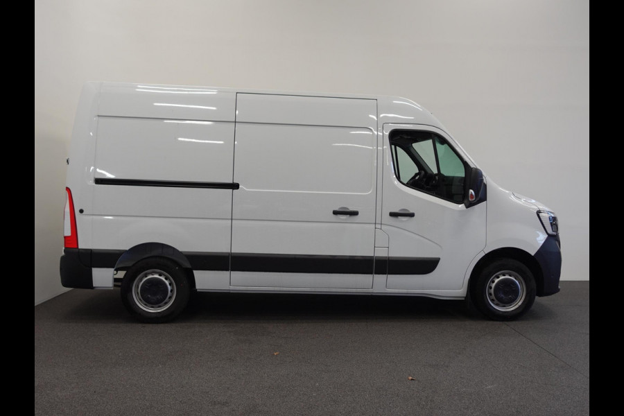 Renault Master T33 2.3 dCi 135PK L2H2 BPM VRIJ! Airco Cruise control Parkeersensoren Navigatie Trekhaak 3Zits Lat om lat Laadvloer Apple Carplay Android auto