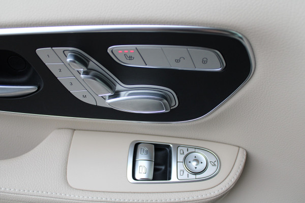 Mercedes-Benz V-Klasse 300d / AMG / 4-Matic / Luchtv / Panorama / Elec Stoel / 7-pers / Burmester / Vol Opties / NIEUWSTAAT