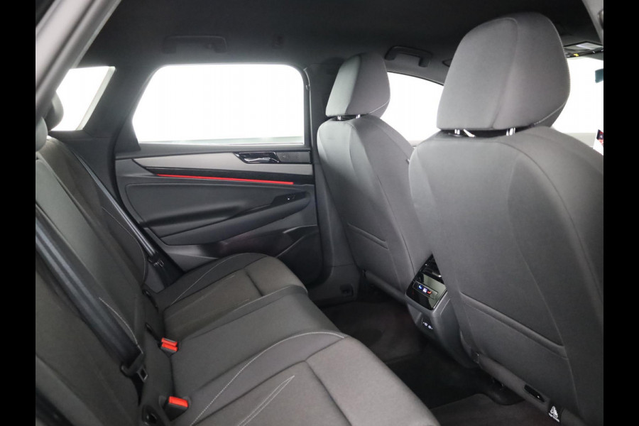 Volkswagen ID.7 Tourer Pro 77 kWh SOH 100% |286 pk | Navigatie | Warmtepomp | Trekhaak (wegklapbaar) | Parkeersensoren (Park assist) | Rondomzicht camera | Stoelverwarming | Matrix LED koplampen |